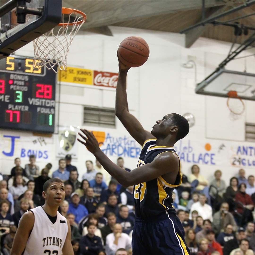 Whitmer-s-Nigel-Hayes-23-goes-to-the-net