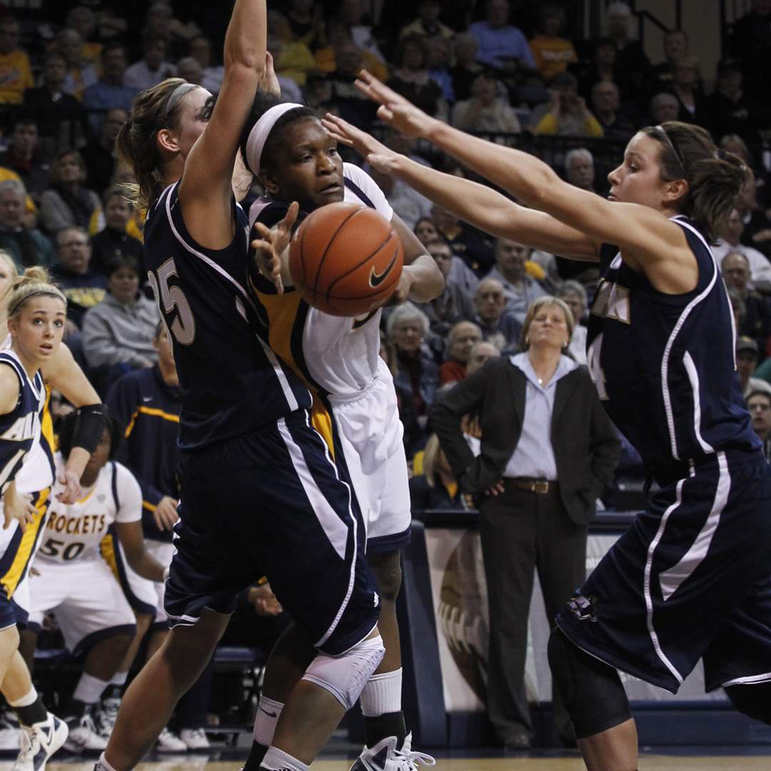 UT-Smith-Akron-defenders