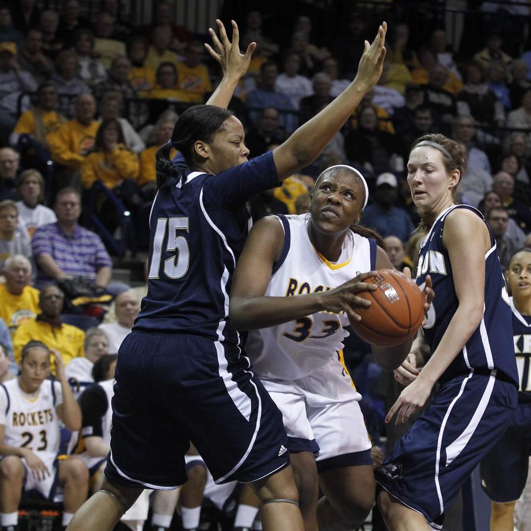 UT-richardson-Akron-Young-basket