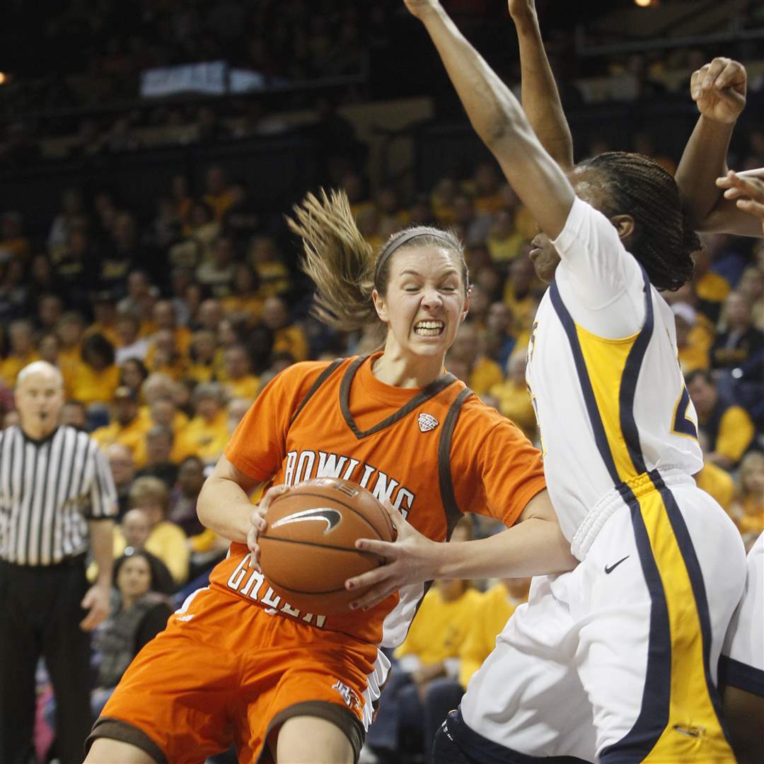 BGSU-s-Jessica-Slagle-drive-into-UT-defender-Andola-Dortch