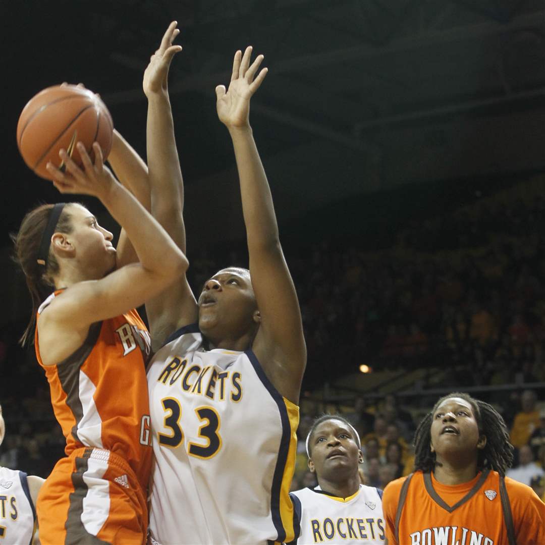 BGSU-s-14-Jessica-Slagle-shoots-over-UT-s-Yolanda-Richardson