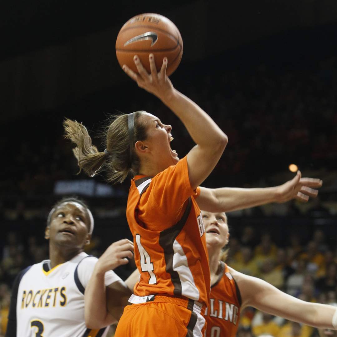 BGSU-s-Jessica-Slagle-heads-toward-the-basket