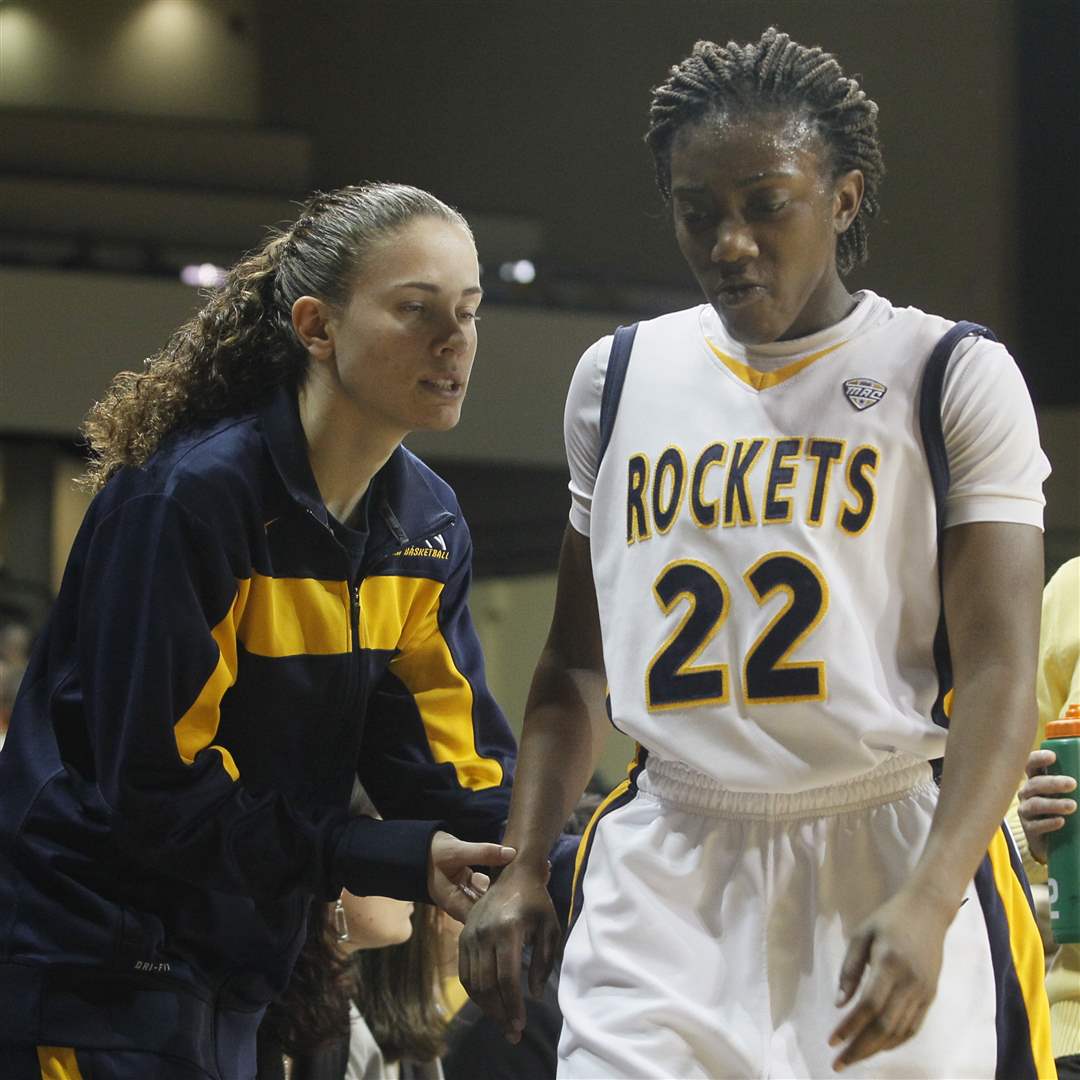 Injured-UT-player-Naama-Shafir-offers-encouraging-words-to-Andola-Dortch