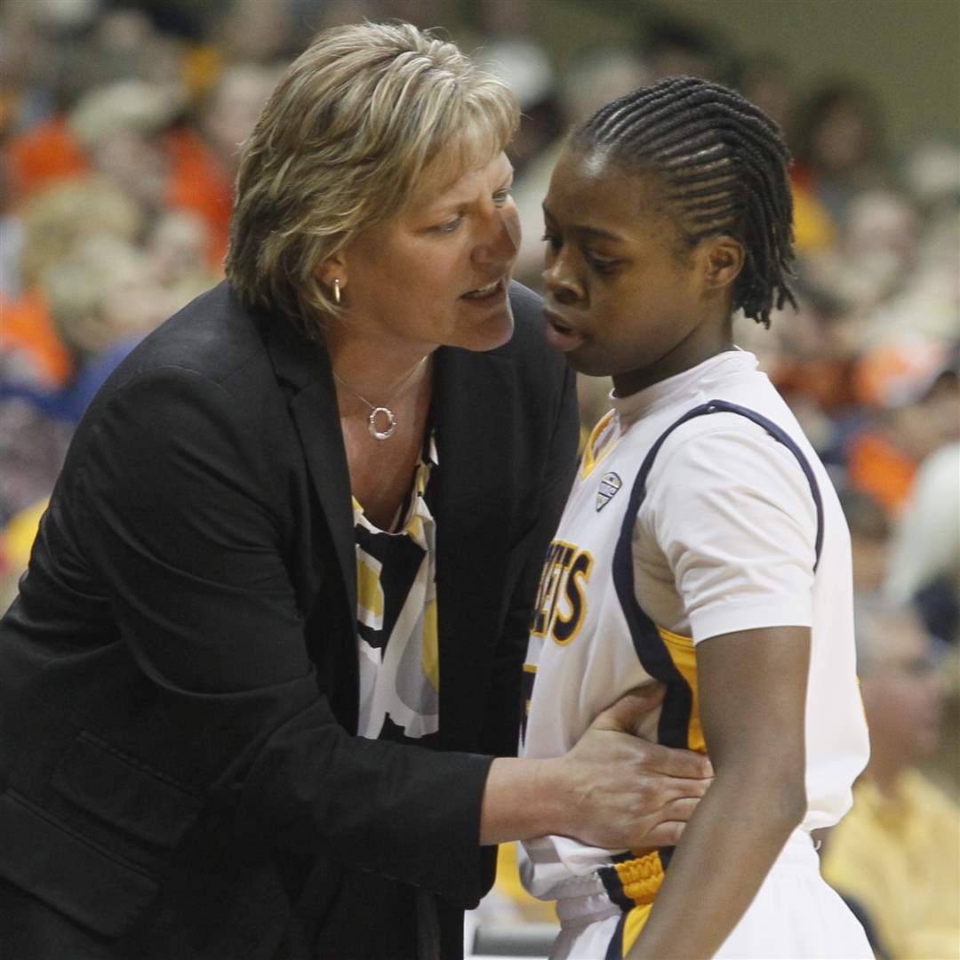 UT-coach-Tricia-Cullop-talks-with-Janelle-Reed-Lewis