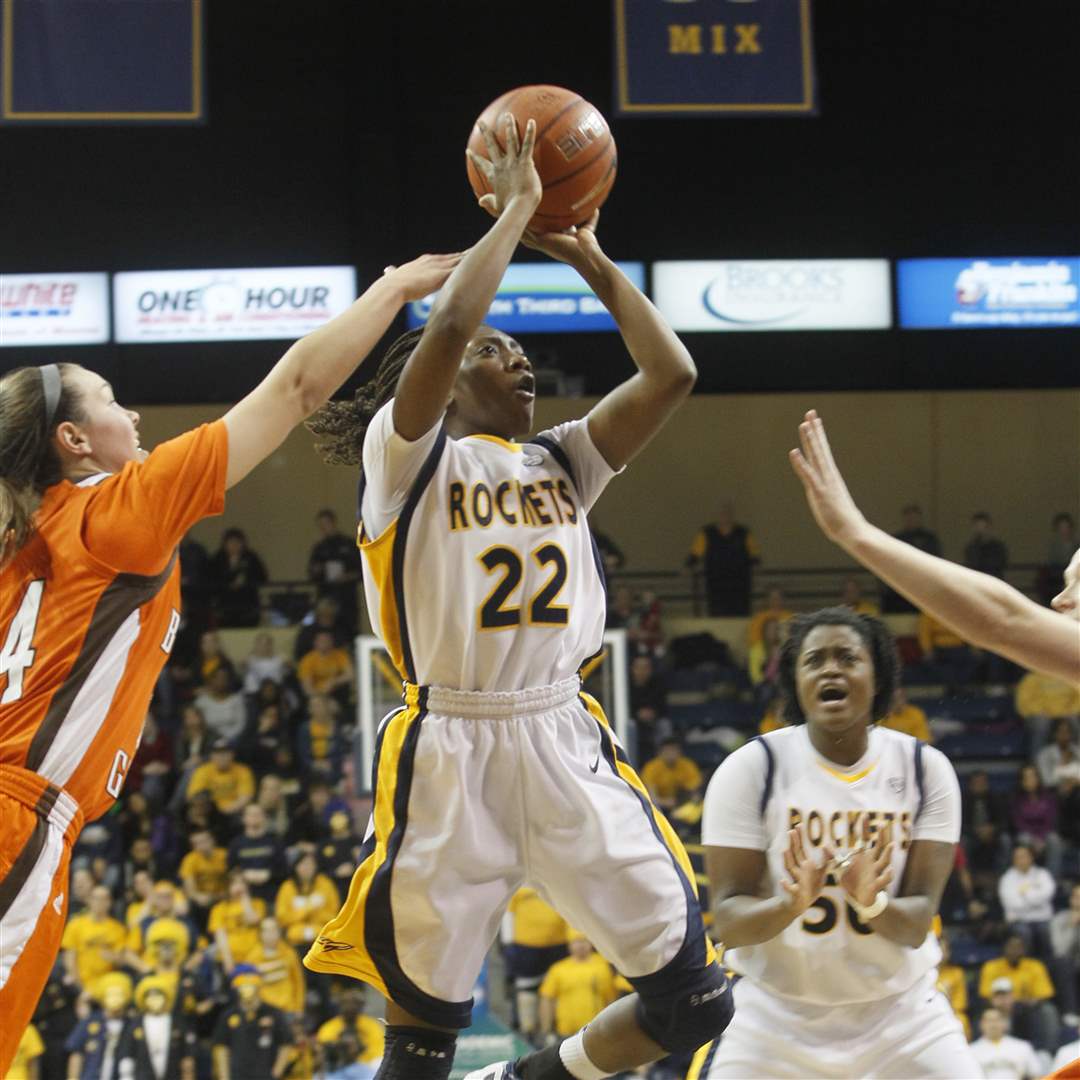 UT-s-Andola-Dortch-shooting-for-two-points