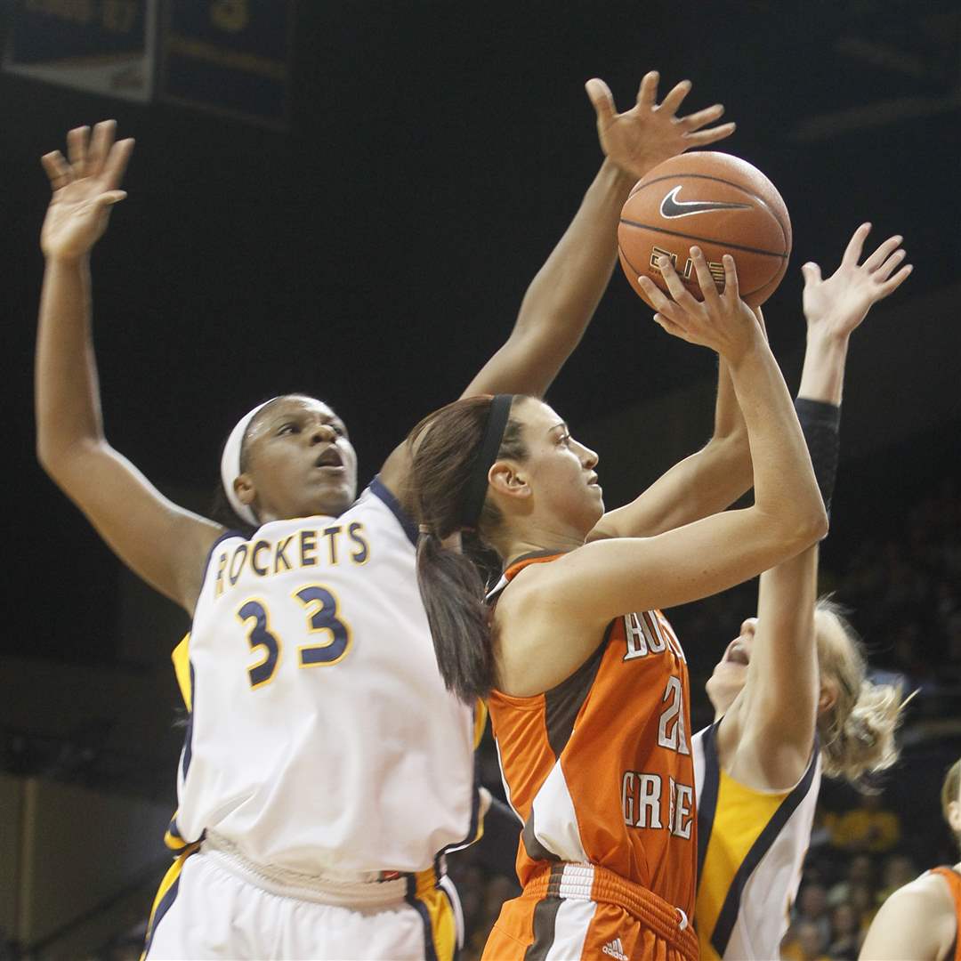 UT-s-Yolanda-Richardson-left-Haylie-Linn-defend-BGSU-s-Chrissy-Steffen