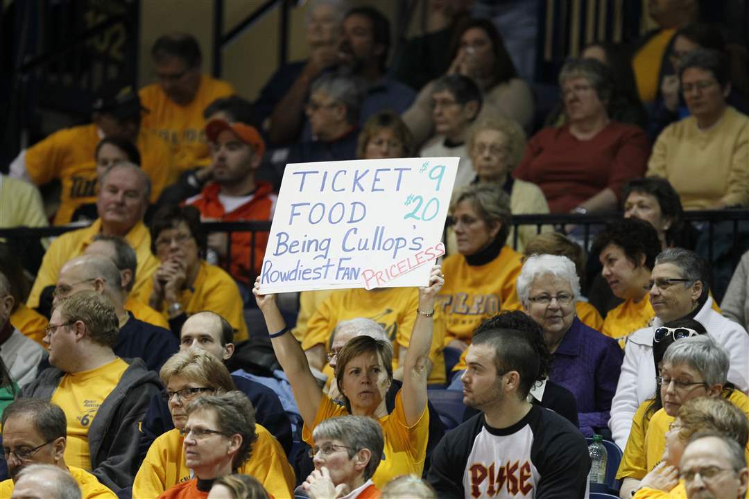 A-UT-fan-stands-out-among-the-others-with-her-sign