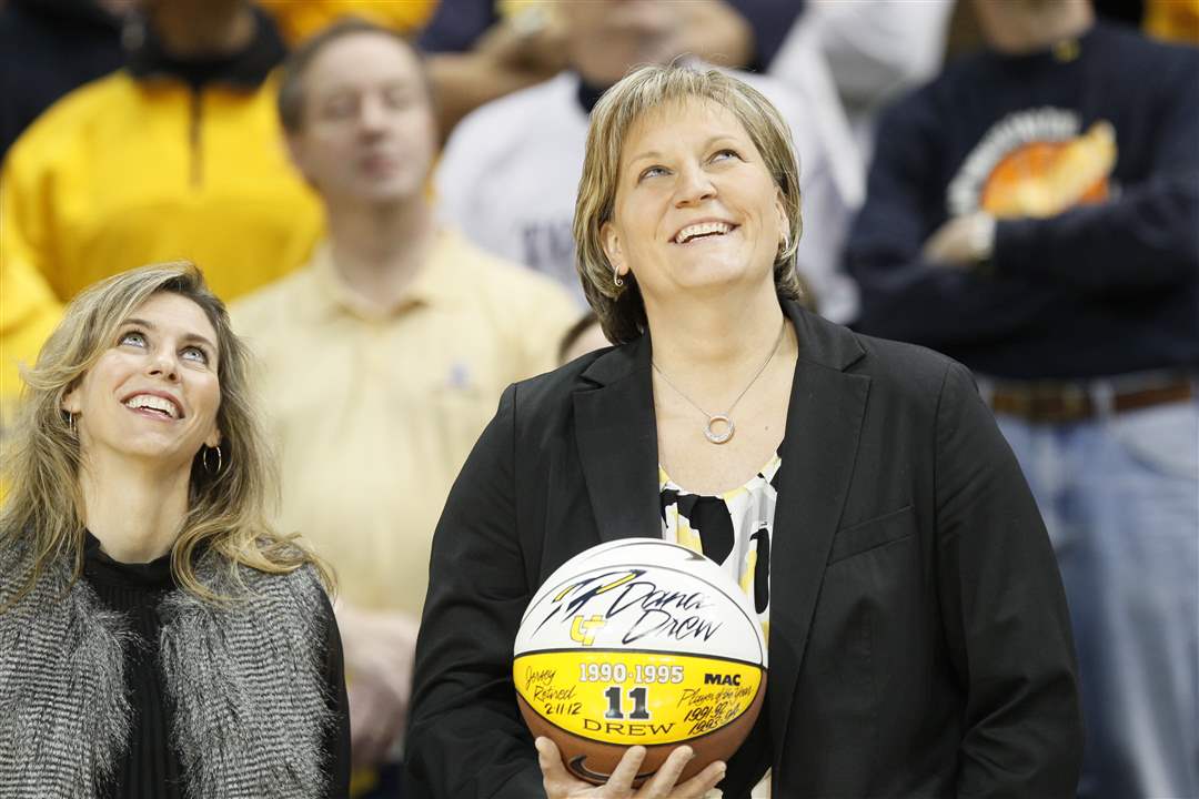 Dana-Drew-Shaw-left-a-former-UT-player-and-UT-coach-Tricia-Cullop