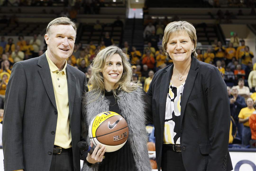 Mike-O-Brien-left-Dana-Drew-Shaw-and-UT-coach-Tricia-Cullop