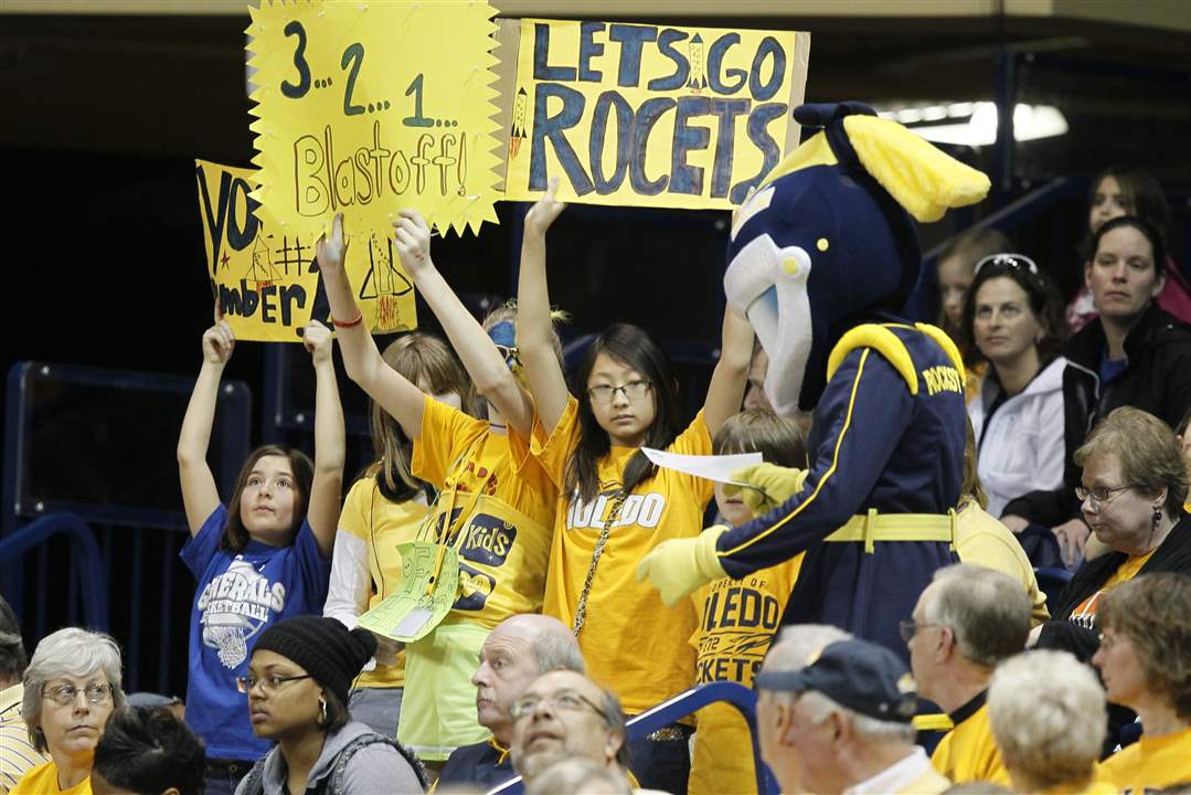 UT-fans-cheer-for-the-Rockets