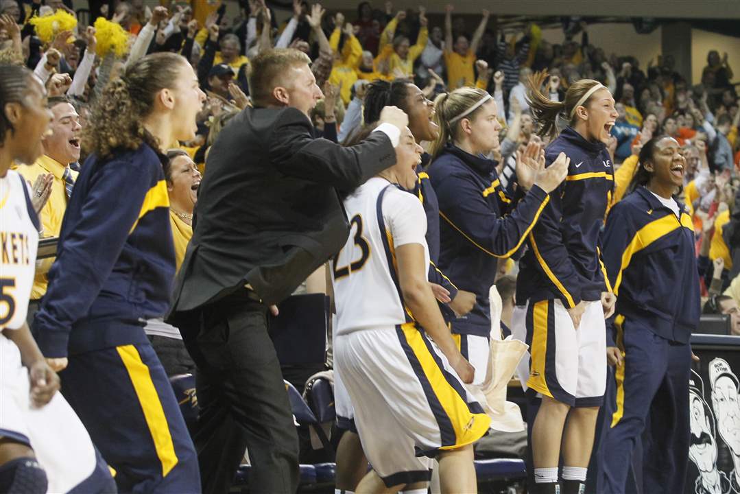 UT-players-and-fans-react-to-Courtney-Ingersoll-s-3-pointer