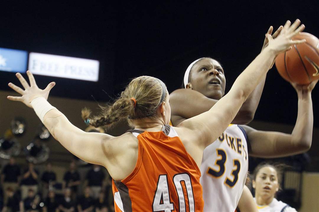 UT-s-Yolanda-Richardson-shoots-over-BGSU-s-Jill-Stein