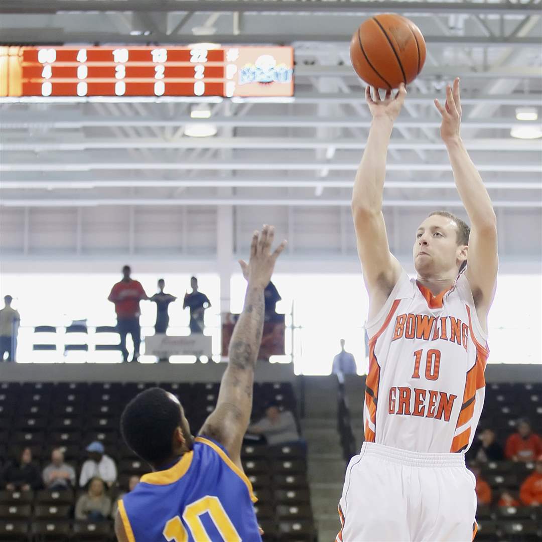 BGSU-forward-Scott-Thomas-fires-a-3-point-shot