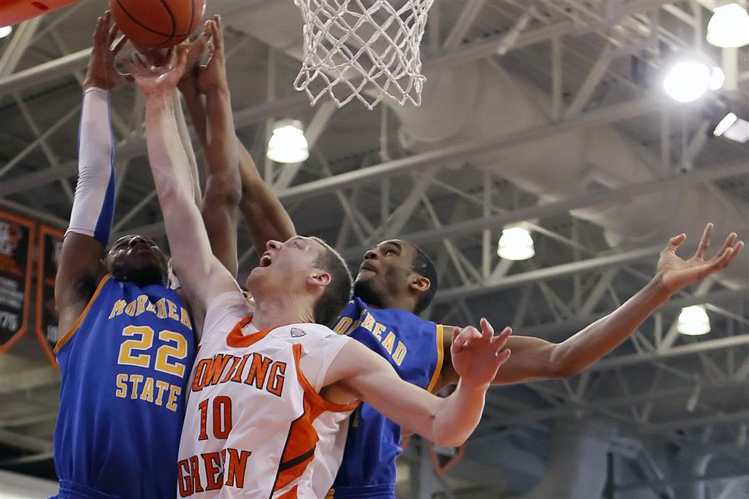 BGSU-forward-Scott-Thomas-goes-to-the-net-with-two-Morehead-defenders-hanging-on-him