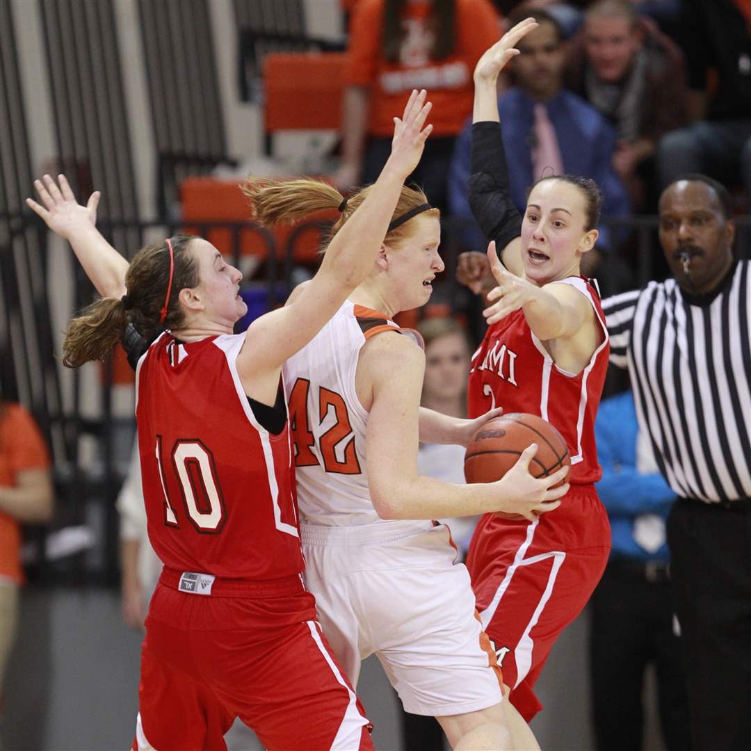 Bowling-Green-State-s-Danielle-Havel-is-double-teamed-by-by-Miami-s-Courtney-Osborn-10-left-and-Maggie-Boyer-2-right