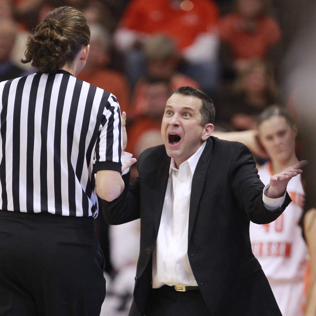 Bowling-Green-coach-Curt-Miller-disagrees-with-an-official-s-call