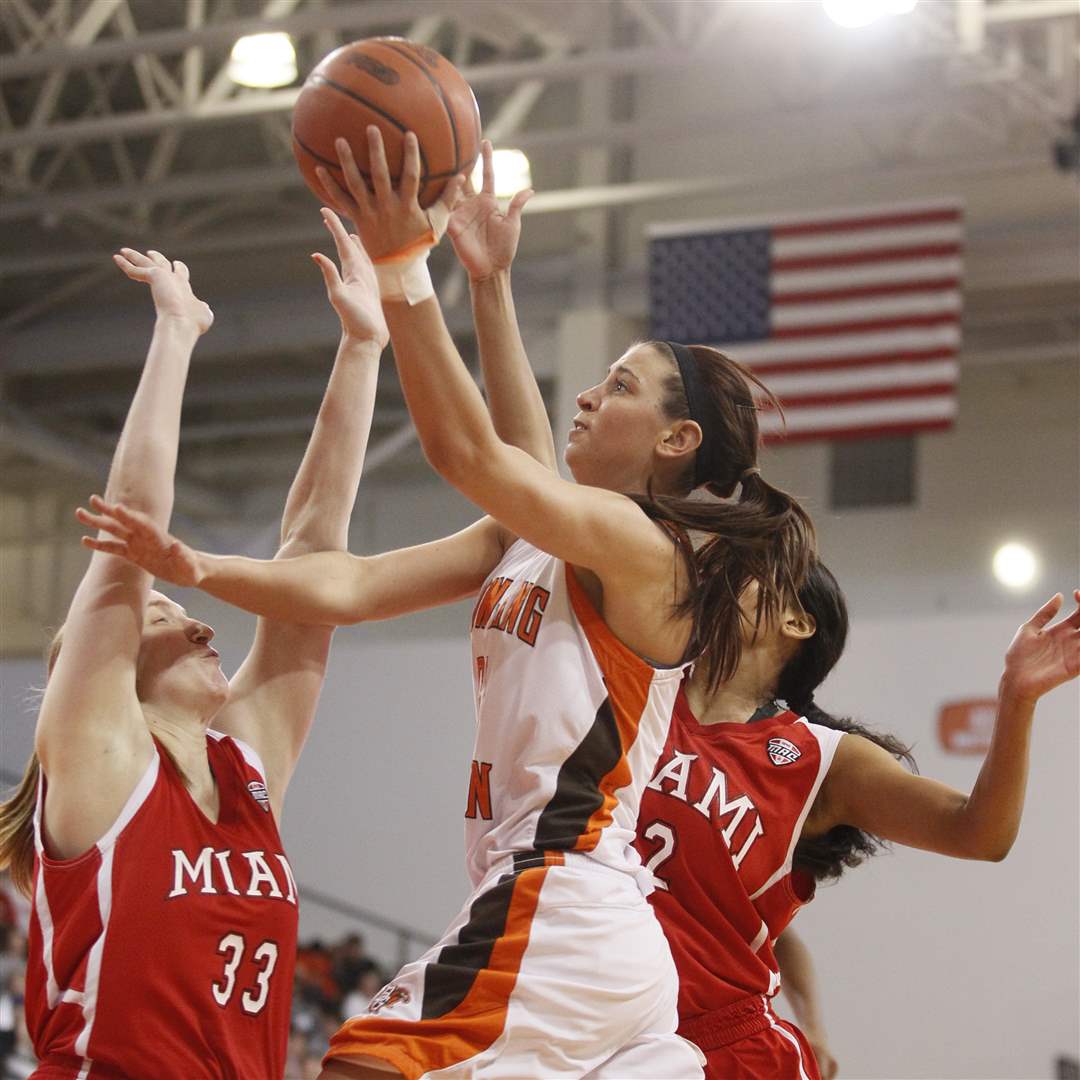 Bowling-Green-s-Chrissy-Steffen-drives-to-the-basket-between-Miami-s-Erica-Almady-33-and-Lillian-Pitts-12