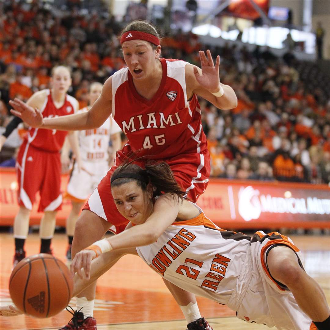 Bowling-Green-s-Chrissy-Steffen-falls-to-the-floor-as-she-battles-Miami-s-Kirsten-Olowinski-for-the-ball