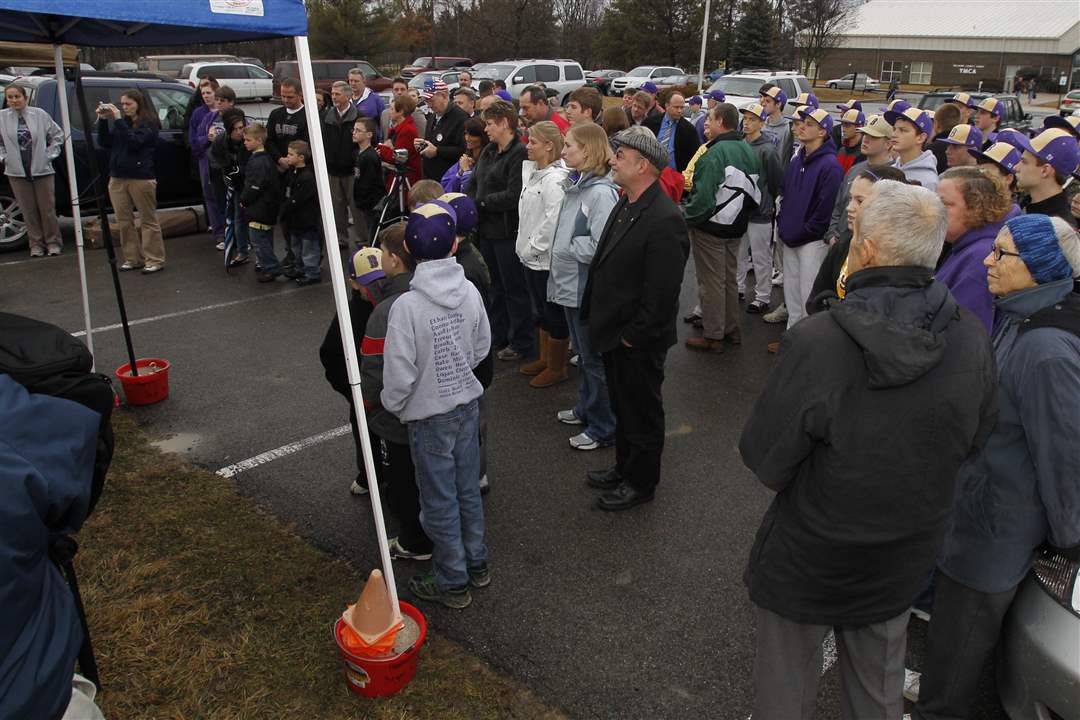 BHS-baseball-team-crowd