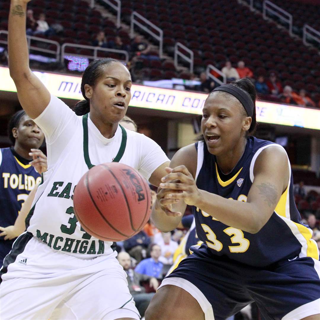 Toledo-Yolanda-Richardson-loose-the-ball-to-Eastern-Michigan-India-Hairston