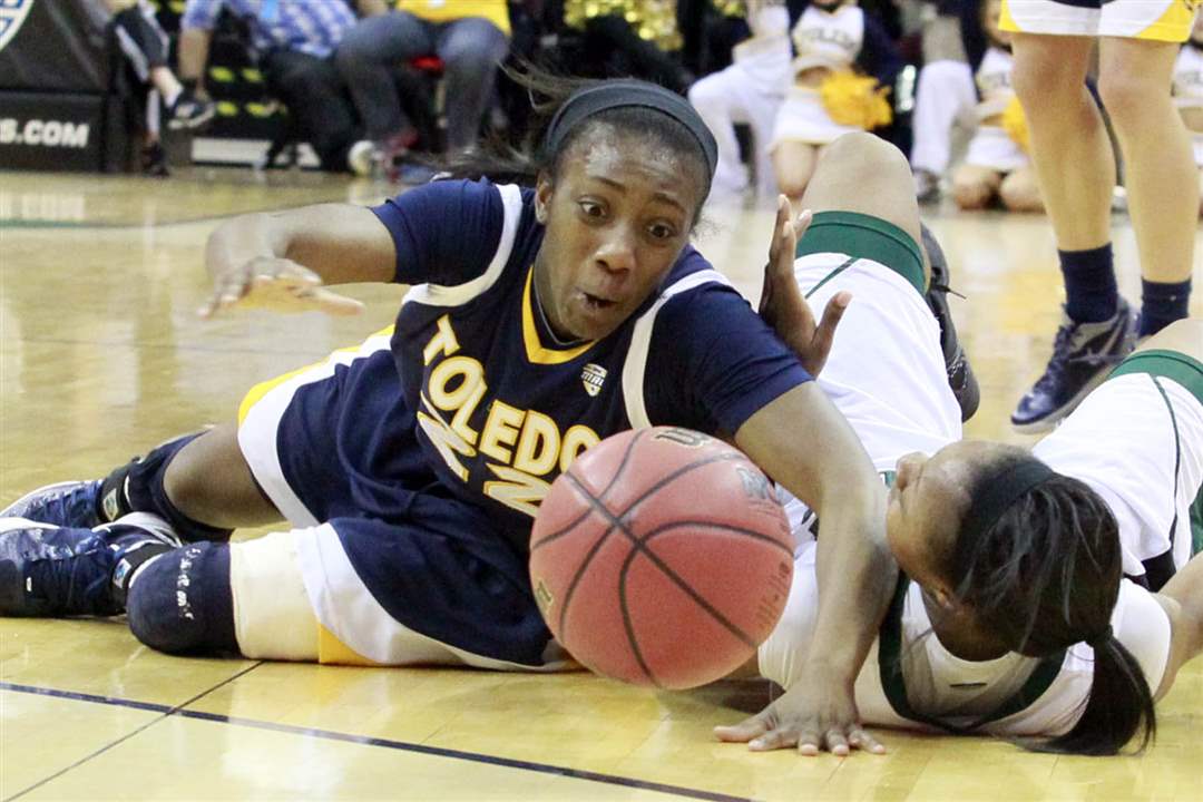 Toledo-Andola-Dortch-scrambles-for-loose-ball