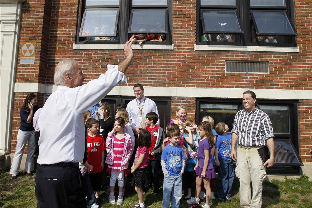 biden-waves-at-glenwood