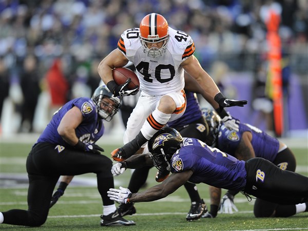 Former 1,000-yd rusher Peyton Hillis signs