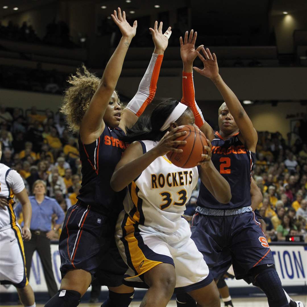 UT-s-Andola-Dortch-is-sandwiched-by-Syracuse-s-Iasia-Hemingway-left-and-Elashier-Hall