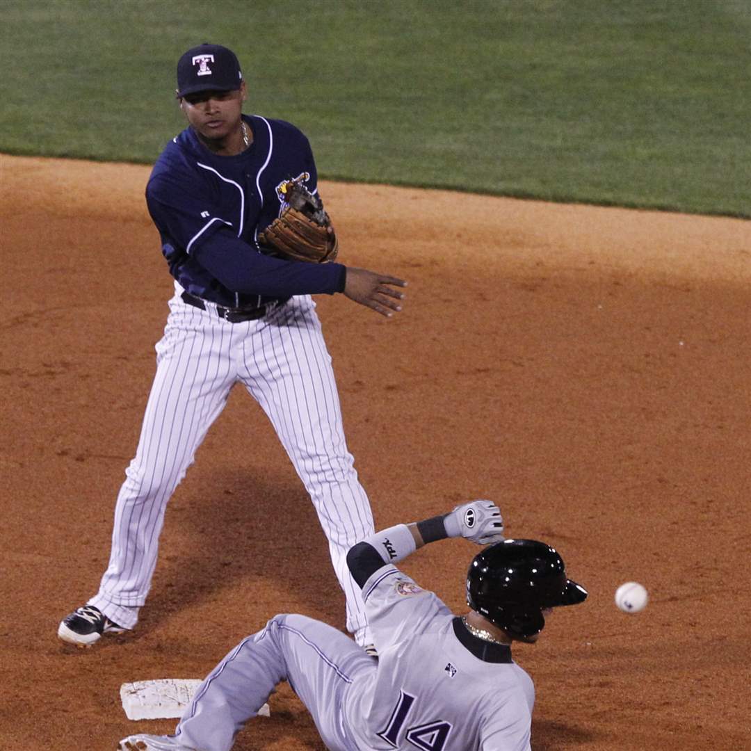 Toledo-Argenias-Diaz-double-play