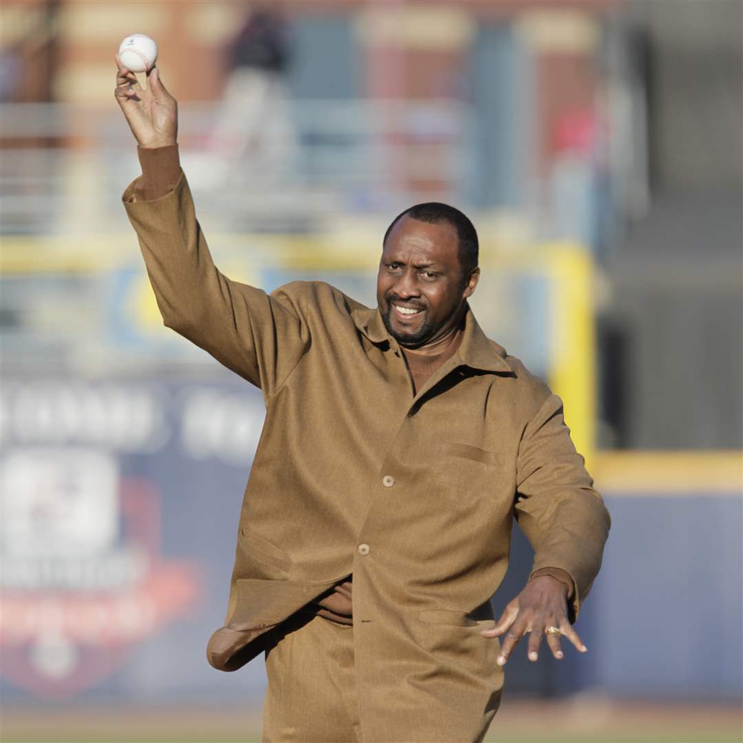 Motor-City-boxing-champion-Tommy-Hearns-throwing-out-an-honorary-first-pitch