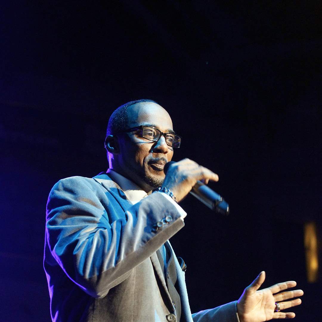 Ralph-Tresvant-introduces-himself-to-the-crowd