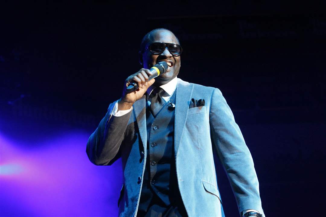 Johnny-Gill-introduces-himself-to-the-crowd