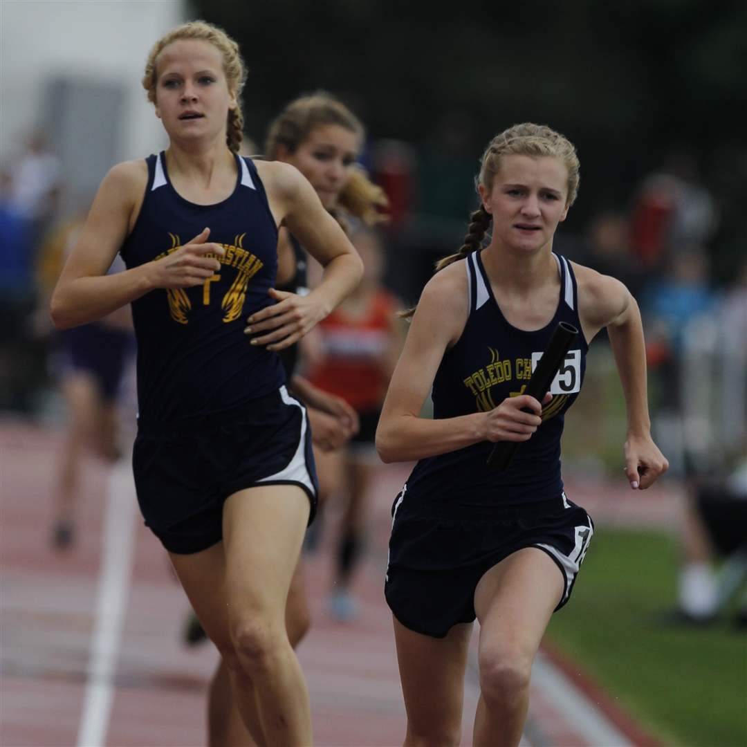 Girls-track-and-field-3200-relay-toledo-christian