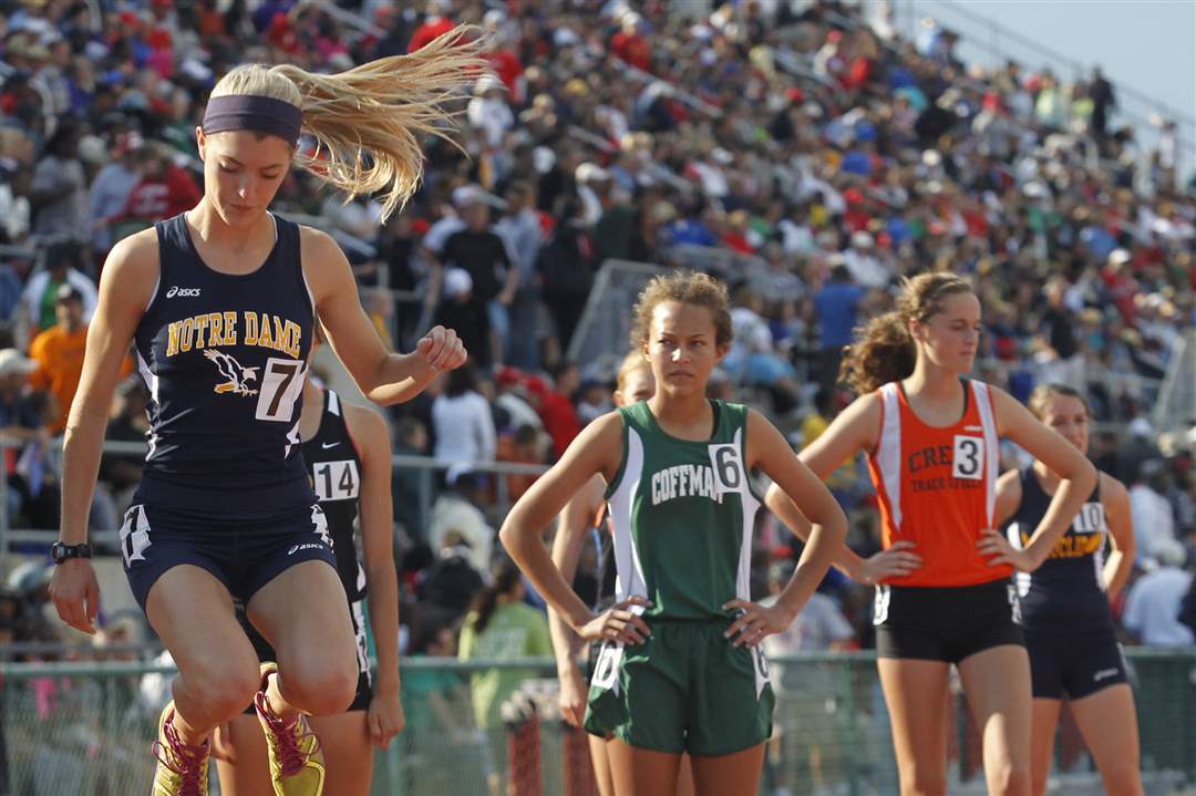 Lexi-Aughenbaugh-warms-up-before-3200