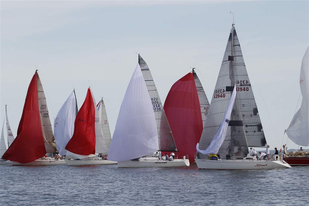 Sailboats-start-the-Mills-Trophy-Race