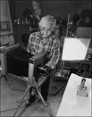 Dominick Labino in his studio in 1982.