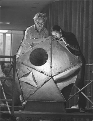 Dominick Labino, left, and Baker O’Brien, who worked with him for 12 years, create a sculpture in Labino’s workshop in 1977. O’Brien calls him ‘the father I never had.’