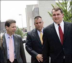 Tom Noe, center, entering Toledo's federal courthouse with lawyers Doug Grove, left, and John Mitchell in 2006, was convicted of making illegal campaign contributions.