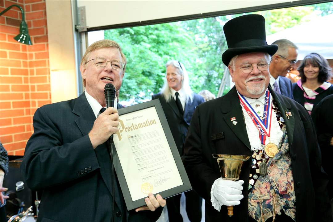 Mayor-Craig-Stough-and-Town-Crier-Michael-Lieber