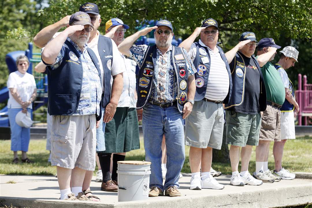 Submarine-veterans-salute