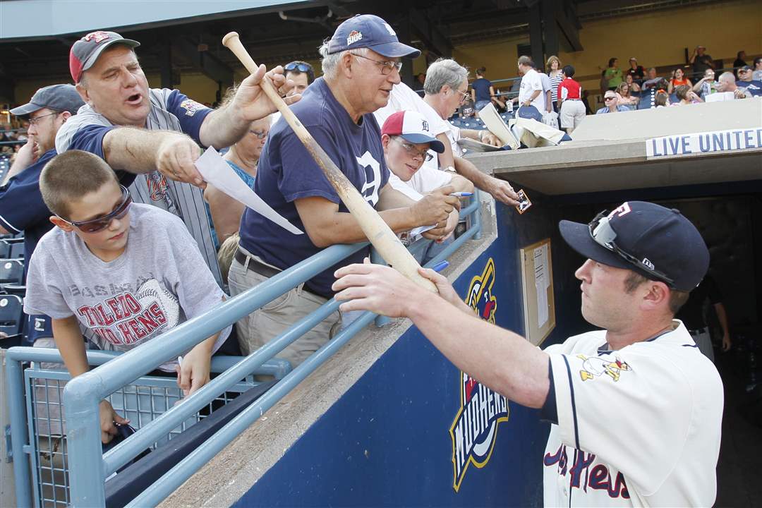 Brian-Wise-Cincinnati-gets-an-autographed-bat