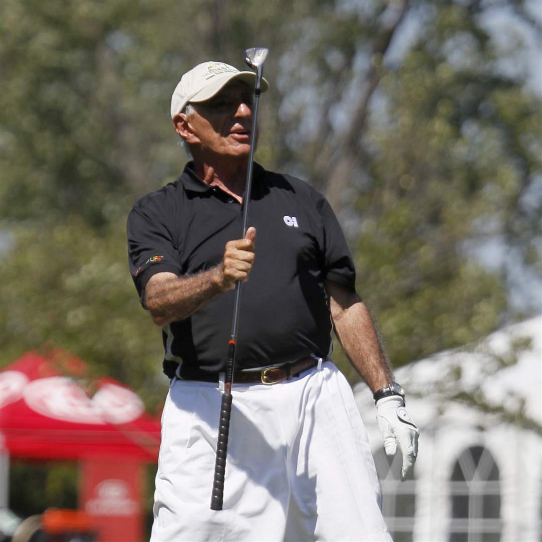 Jamie-Farr-watches-his-fairway