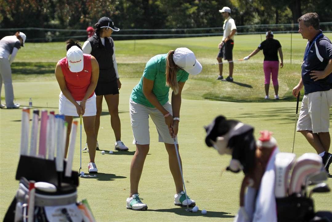 Golfers-and-caddies-fill-the-practice-green