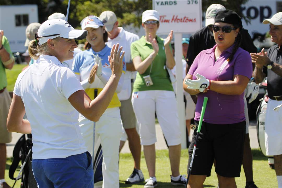 Golfer-Stacy-Lewis-is-cheered-after-being