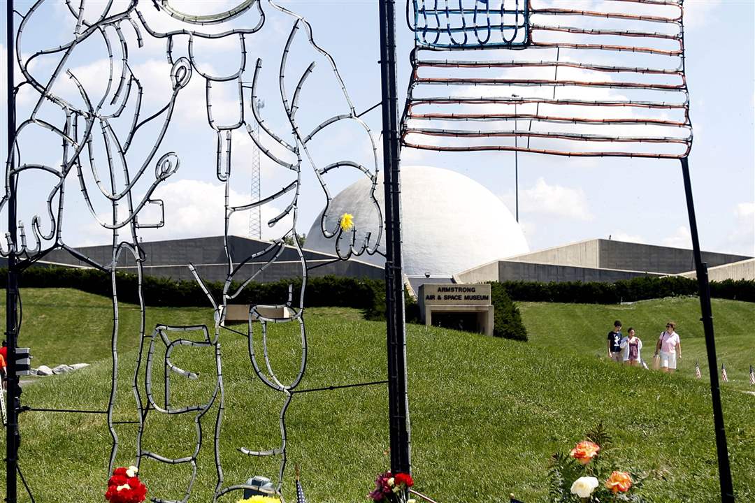 Memorial-flowers-and-flags