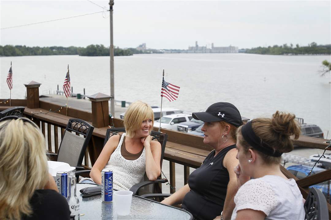 Toledo-Sailing-Club-Melissa-Vallie-Jean-Arnold-Tiffany-Hulett