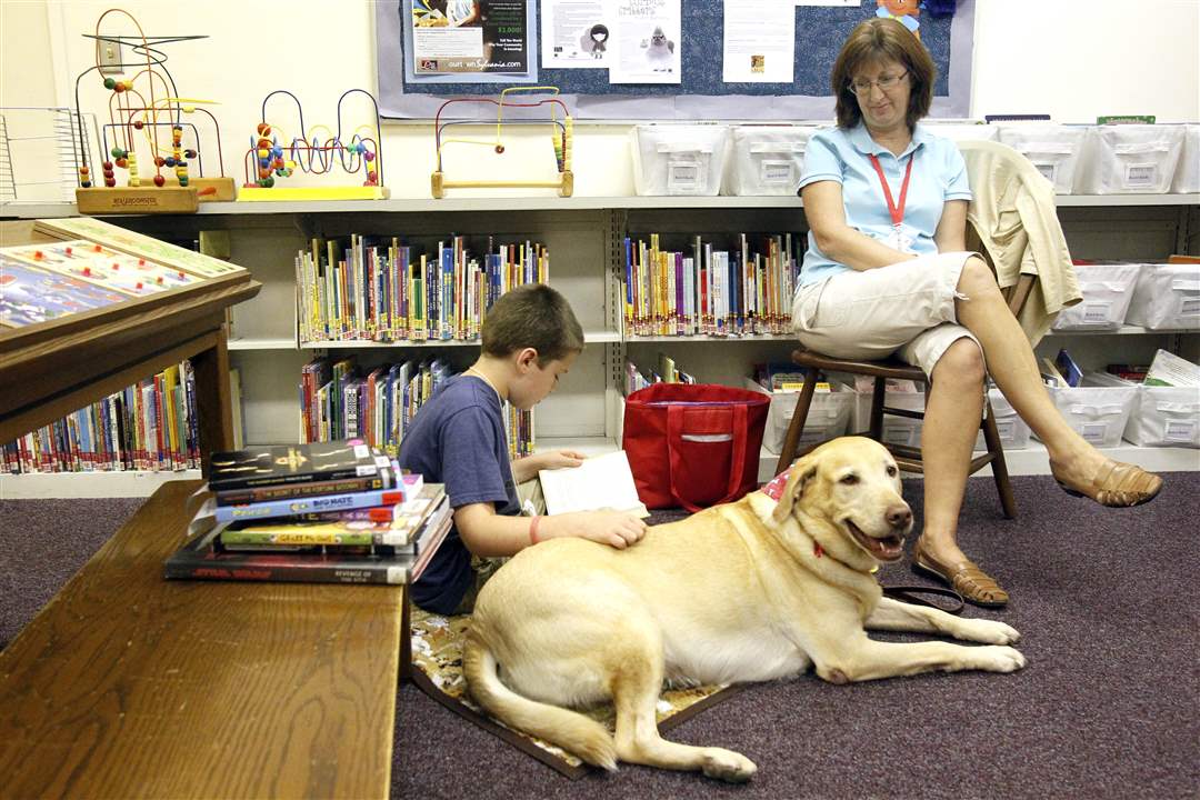 Therapy-dogs-reading-1