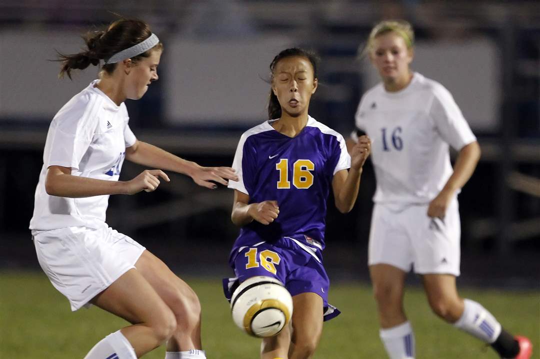 Maumee-AWHS-soccer-battle