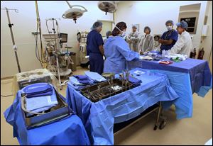 University of Toledo Medical Center personnel explain operating procedure for kidney transplants.