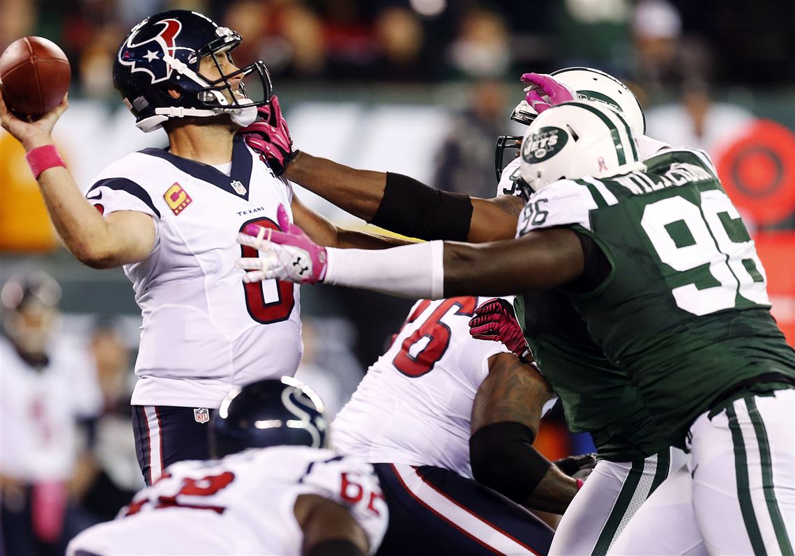 New York Jets' Joe McKnight runs the ball during the third quarter